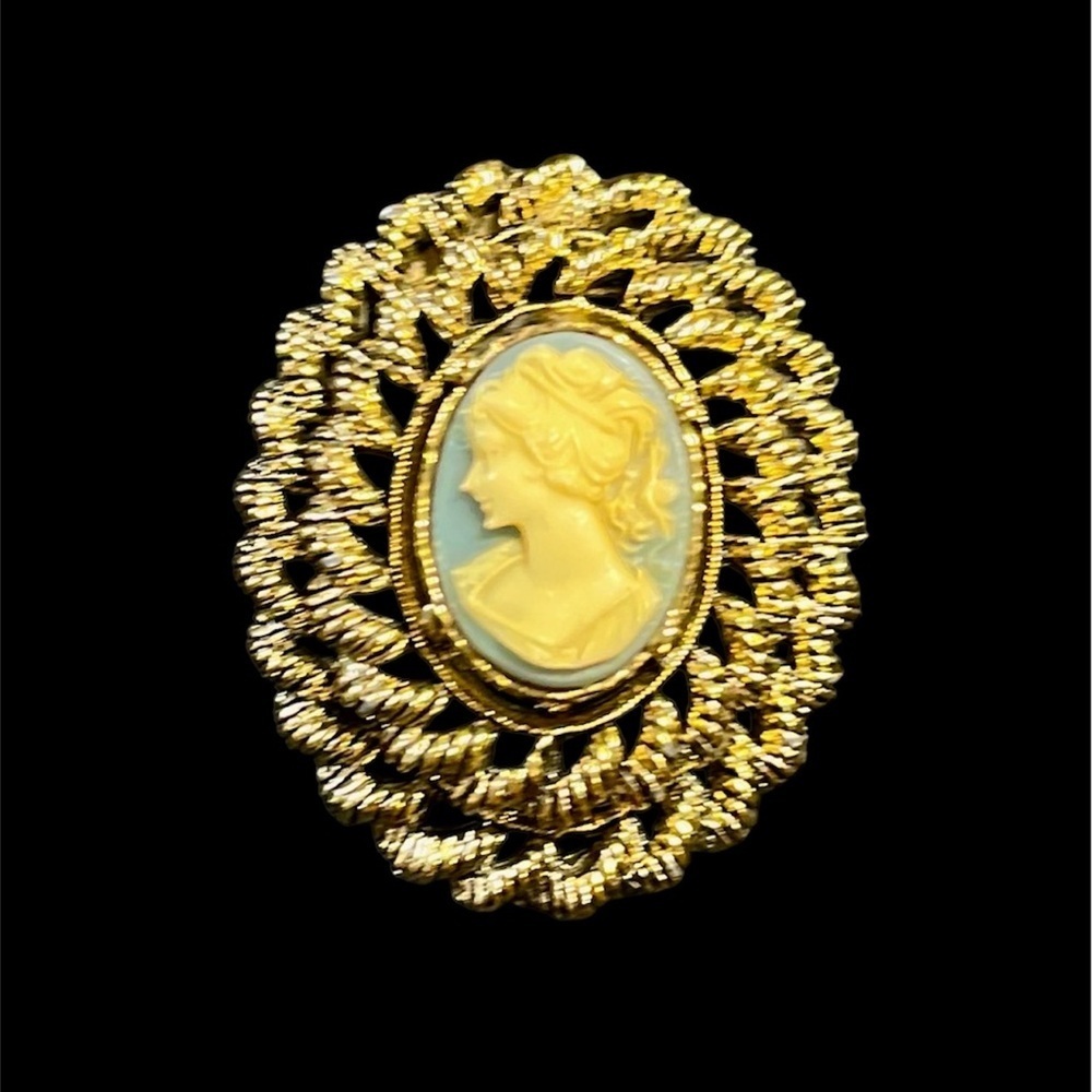 Vintage Gerry’s Cameo Brooch